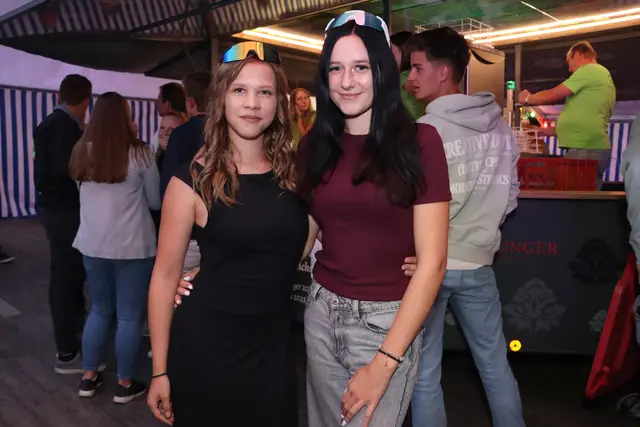 Alena und Leonie ganz stylisch mit Sonnenbrillen auf dem Kopf. | Foto: Markus Bäumler/zema-medien.de