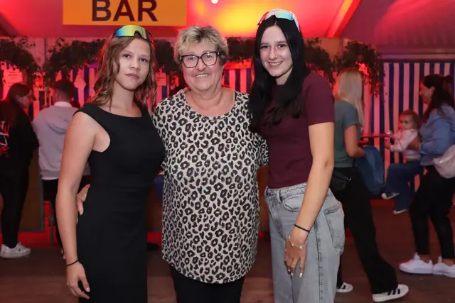 Leonie und ihre Oma Elfriede mit Alena haben den perfekten gemeinsamen Abend. | Foto: Markus Bäumler/zema-medien.de
