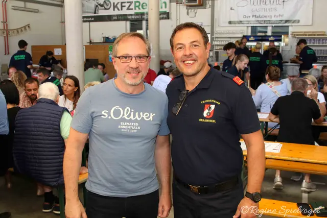 Auch Eichgrabens Kommandant Andreas Buchschachner stattete mit Familie und Freunden dem Frühschoppen einen Besuch ab. Darüber freute sich Kommandant Thomas Zekl sichtlich.