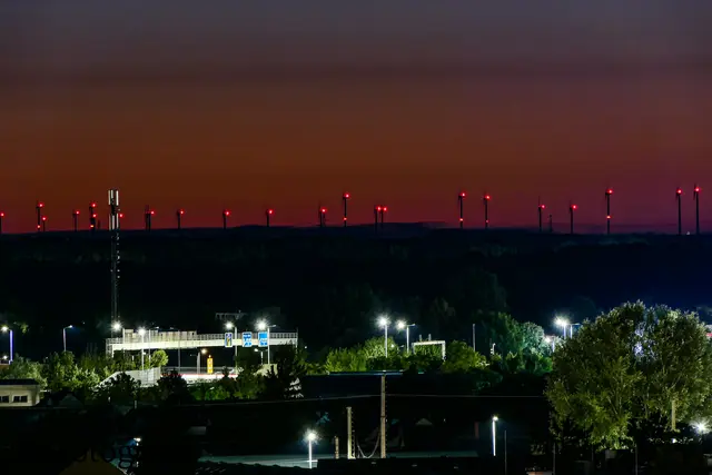 Im Hintergrund die Warnlichter der Windräder....