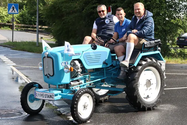 Alle Traktoren wurden mit FPÖ-Fähnchen ausgestattet | Foto: Gerhard Langmann