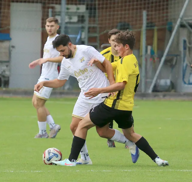 Zwei Torschützen im Zweikampf: Cihat Mutlu 75.min (Stans) und Jakob Daum 90+5 (Hippach).

 | Foto: Fotos. Walpoth