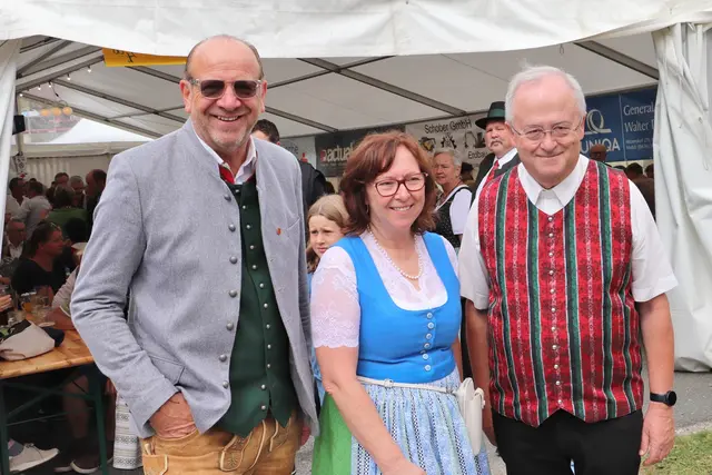 Bgm. Josef Birnstingl, Organisatorin des Barthlmäer Kirtagswochenendes Monika Melbinger und Pfarrer Pater Paulus Kamper | Foto: Edith Ertl