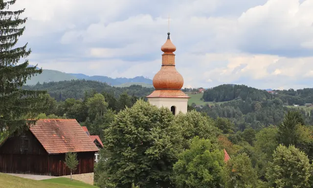 Ist zu jeder Jahreszeit einen Ausflug wert: die Alte Kirche von Sankt Bartholomä mit dem frisch renovierten historischen Zwiebelturm.  | Foto: Edith Ertl