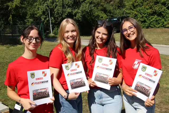 Die Jubiläums-Chronik, die die 100-jährige Geschichte der Feuerwehr Steingraben dokumentiert, wurde beim Festakt vorgestellt. | Foto: Martin Wurglits