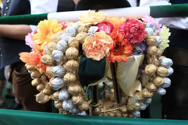 Foto: Die berühmte Hauerkrone am Neustifter Kirtag 2025 Foto@Nicole Kawan