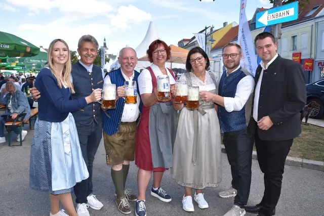 Freibier aus Neumarkt: Stadträtin Claudia Pfeffer, MIMA Geschäftsführer Peter Harrer, Stadtrat Heiner Zuckschwert aus Neumarkt, die Partnerschaftsreferentinnen Margit Bader und Lissy Walter, Bürgermeister Erich Stubenvoll und Vizebürgermeister Michael Schamann
Mit zwei Fässern Gans Bräu-Festbier reiste die Delegation aus Neumarkt 
