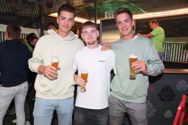 Lukas, Sebastian und Tobias trinken auf einen gelungenen Männerabend. | Foto: Markus Bäumler/zema-medien.de