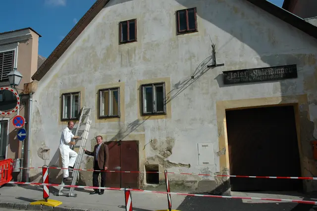 Damals-Foto: Mag. Ralf Wittig mit dem damaligen Stadtrat DI Johannes Prinz beim Untersuchen der Fassade der Ableidinger-Schmiede im Herbst 2009. Mit der Restaurierung wurde im Frühjahr 2010 begonnen. | Foto: Archiv/privat
