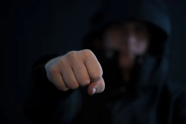 47-Jähriger schlägt Beamten mit der Faust ins Gesicht. (Symbolbild) | Foto: stock.adobe.com/at/Tamara