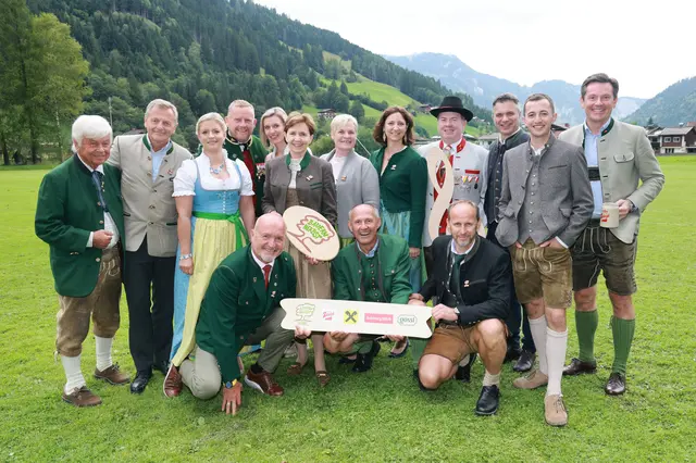 Karl Riegler, Erfinder des Bauernherbstes; Hans Scharfetter, Abgeordneter zum Salzburger Landtag; Eveline Bimminger, SalzburgerLand Tourismus; Bernhard Schachner, Bürgermeister von Dorfgastein; Alexandra Fritzenwanker, TVB Dorfgastein; Brigitta Pallauf, Landtagspräsidentin des Salzburger Landtags; Claudia Entleitner, Landesbäuerin; Anna Doblhofer-Bachleitner, Raiffeisen Salzburg; Balthasar Gwechenberger, Salzburger Blasmusikverband; Rupert Quehenberger, Präsident Salzburger Landwirtschaftskammer; Christian Hemetsberger, Komponist Bauernherbst Polka; Thomas Gstaltmaier, Stiegl Brauerei;
Reihe zwei: Andreas Teufl, 2. Landtagspräsident; Leo Bauernberger, SalzburgerLand Tourismus; Gottfried Seer, Vizebürgermeister Dorfgastein
Eröffnung des Salzburger Bauernherbstes in Dorfgastein.Salzburger Land Tourismus.Bauernherbst. | Foto: Franz Neumayr