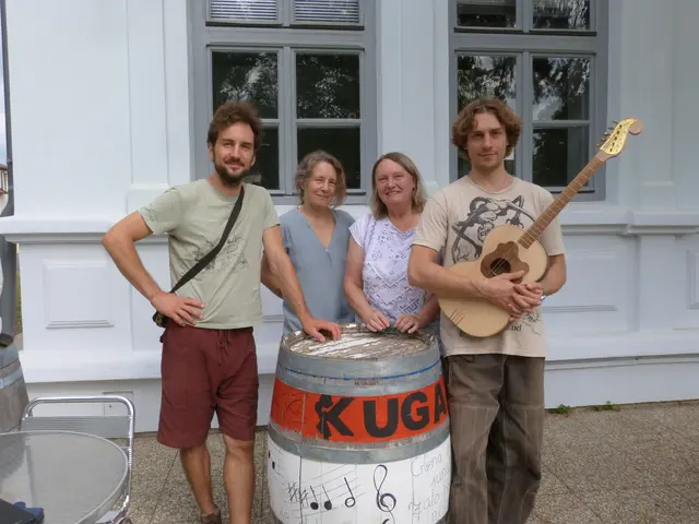 Robin Szombath der Streich- und Zupfinstrumentenbaumeister lehrte in der KUGA wie die Teilnehmer ihr Trauminstrument in wenigen Tagen per Hand erschaffen.  | Foto: Vanessa Wittmann