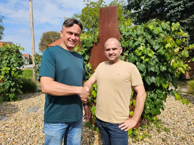 Bgm. Christian Schaberl gratuliert Rene Boandl (rechts), der nach Ablegung aller Prüfungen, offiziell zum neuen Amtmann ernannt wurde.  | Foto: Gemeinde 