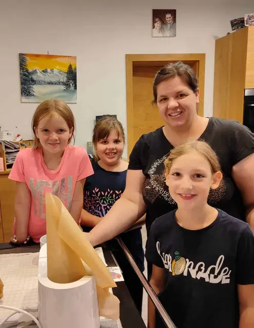 Klara, Louisa und Lisa-Sophie backen gemeinsam mit Michaela Hirner frische Weckerl.
 | Foto: Ferienprogrammteam Michaela und Susanne Hirner