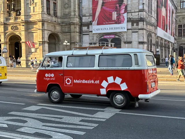 Auch der MeinBezirk-Bulli war bei der Oldtimer-Parade mit am Start. | Foto: Barbara Schuster/MeinBezirk