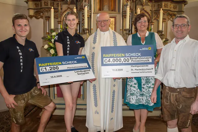 v.l.n.r. Landjugendleiter Thomas Wahlmüller, Landjugendleiterin Antonia Wachholbinger, Pfarrer Mag. Josef Etzlstorfer, Vizebgm. Eva Wahlmüller, Bgm. Harald Grubmair | Foto: Wahlmüller