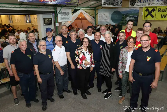 Am 22. August lud die FF Rekawinkel zum Feuerwehrheurigen. Dazu durfte Kommandant Thomas Zekl zahlreiche Gäste im Festzelt begrüßen. Darunter Mitglieder örtlichen Kommunen verschiedener Couleur und Blaulichtorganisationen. 