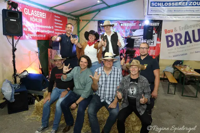 Die brandneue Formation der Countryband "Bonanza" mit Alexander Ghezzo- Gitarre, Roman Tofek- Drums, Peter Halvax- Keyboard und Gesang, Robert Kaltenecker- Gitarre, Tom Niesner am Bass und Petra Golser- Sängerin. Sie sorgten für Countryfever am Rekawinkler Countryfest. Hier mit Kommandant Thomas Zekl und Kommandantstellvertreter Christian Kettele.