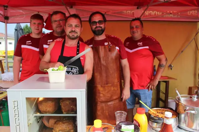 Sorgen für die kulinarische Verpflegung: Dominik Hanl, Ewald Zach, Vbgm. Christian Gurdet, Christian Schittl und Philipp Laschet (von links). | Foto: SPÖ