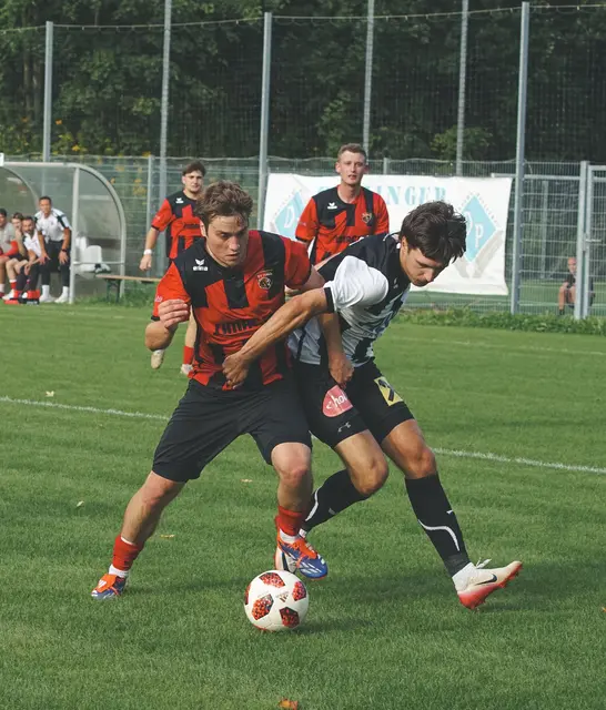 Starker Beginn der Löwen, doch am Ende jubelten die Absamer Zebras über einen deutlichen Derbysieg. | Foto: Kerbler (SV Absam)