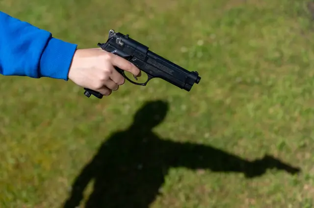 Im Bezirk Wolfsberg bedrohte ein 19-Jähriger einen 15-jährigen Jungen mit einer täuschend echt aussehenden Pistole. (Symbolfoto) | Foto: stock.adobe.com/at/Svetliy