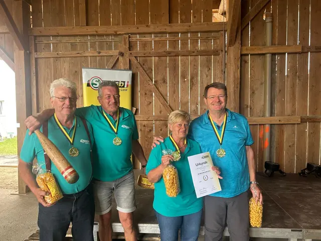 Die "Siegreichen 4" aus Waldneukirchen beim Knittelturnier des Bezirks Steyr-Land. Leopold Gsöllhofer, Stefan und Gertrude Strutzenberger, Ernst Lederhilger (von links)