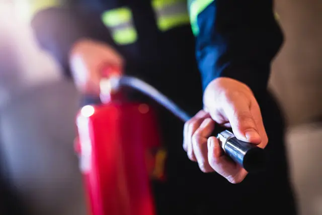 Eintreffende Polizeibeamte konnten den Brand mit einem Handfeuerlöscher löschen. (Symbolfoto) | Foto: stock.adobe.com/at/Chaipong