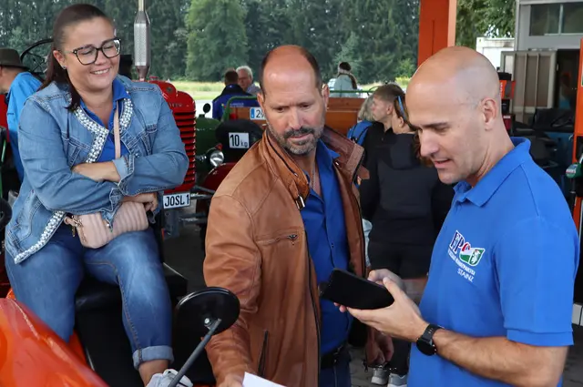 Gemeinderätin Christina Sebl studiert die Reiseroute | Foto: Gerhard Langmann