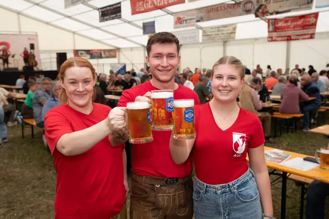 Die Florianis Isabella Hanl, Nico Empl und Jana Wegscheider versorgten die Gäste mit Speis und Trank und guter Laune. | Foto: er