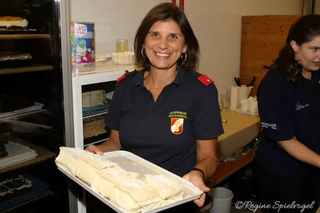 Wer es noch nicht wusste: die besten Kuchen, Torten und Schnitten gibt es bei den Feuerwehrfesten! Wie hier bei PFM Monika Zekl, die für genügend Nachschub sorgte.