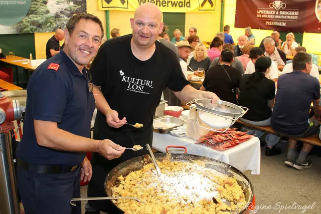 Nach Grillhendl und Surschnitzel durften sich die Naschkatzen über frischgemachten Kaiserschmarren mit Zetschkenröster von Küchenchef Roland Mayer freuen. Der schmeckte natürlich auch Kommandant Thomas Zekl.