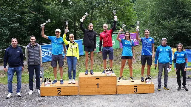 Kamptallauf: Sparkassenregionaldirektor Michael Datler und Sportstadtrat Paul Robl, Michael Gaubitzer und Gabriela Scherzer, Celine Rametsteiner und Rene Pointner, Maria Weißinger und Florian Habersberger sowie Obmann Samuel Edlmeier und seine Stellvertreterin Birgit Weissinger (von links). | Foto: Franz Fichtinger