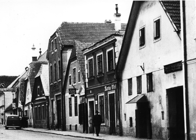 Damals-Foto: Rechts im Vordergrund befindet sich die Ableidinger-Schmiede. Links im Hintergrund ist das ehemalige Reifengeschäft Silvestri (Semperit) zu sehen. | Foto: Stadtarchiv Zwettl