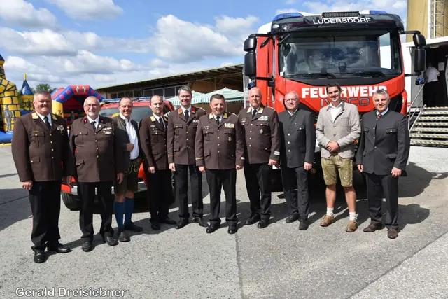 Gleich zwei Fahrzeuge wurden in Ludersdorf gesegnet