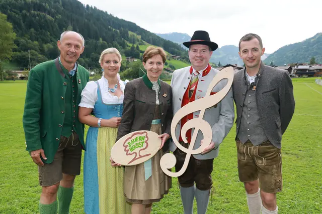 von l. nach r.: Leo Bauernberger, SalzburgerLand Tourismus; Eveline Bimminger, SalzburgerLand Tourismus; Brigitta Pallauf, Landtagspräsidentin des Salzburger Landtags; Balthasar Gwechenberger, Salzburger Blasmusikverband; Christian Hemetsberger, Komponist Bauernherbst Polka | Foto: Franz Neumayr