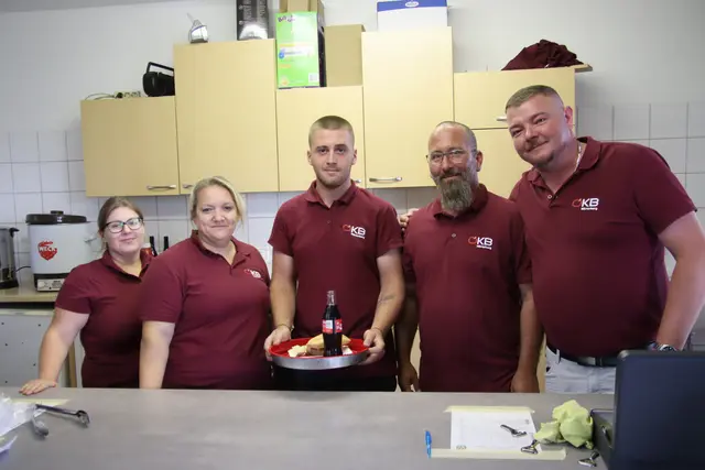Wörterberger Kameradinnen und Kameraden hinter der Schank sorgten für die Verpflegung ihrer Gäste. | Foto: Martin Wurglits