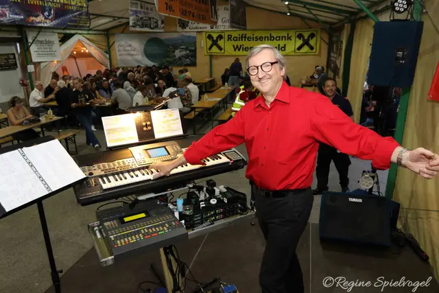 Alleinunterhalter "Peter" sorgte am Freitagabend für den richtigen Sound!