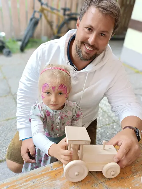 Nach dem kreativen "Gsichterlschminken" ging´s für die Kleinen zum "Selber-Holztraktor-bauen".  | Foto: Brigitte Krämer