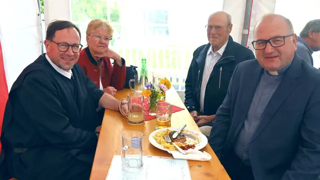 Clemens Koch und Erwin Schottak rahmen Annemarie und Josef Tuppinger ein