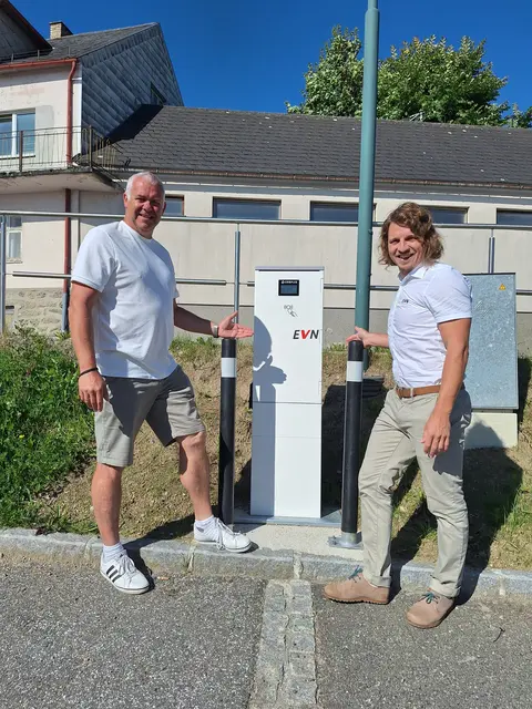 Die Ladestation am Unteren Markt in Bad Traunstein. Im Bild: Bgm. Roland Zimmer (li.), Ing. Marc Anderl. | Foto: Marktgemeinde Bad Traunstein