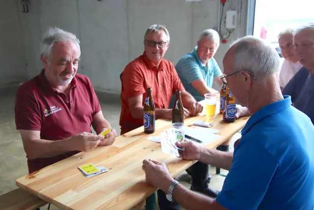 Nach oder auch vor dem Schießen wurde geschnapst. | Foto: Martin Wurglits