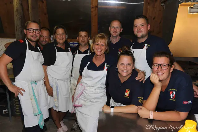 Das Herzstück eines Feuerwehrfestes - die Küchenmannschaft der FF Rekawinkel. 