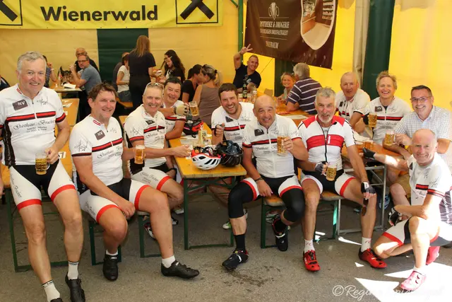 Vor der Rax aufgebrochen, um nach einer stundenlangen Radtour in Rekawinkel anzukommen. Da machte die Radfahrgruppe "Tour de Mittwoch" einen erholsamen Stop im Festzelt der Feuerwehr. Sie haben 800 km und 10 000 Höhenkilometer hinter sich gelassen, erklärte einer der Athleten.