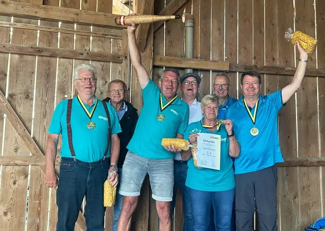 Sieg der Waldneukirchner Moarschaft im Bezirksknittelturnier in Adlwang. Leopold Gsöllhofer, Stefan und Gertrude Strutzenberger, Ernst Lederhilger (1.Reihe von links), Bezirksobmann Karl Mayr, Bürgermeister Bernhard Ruf und Sportreferent Gerhard Hütmeyer