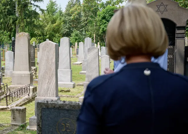 Landeshauptfrau Johanna Mikl-Leitner am Jüdischen Friedhof St. Pölten. | Foto: NLK Pfeiffer