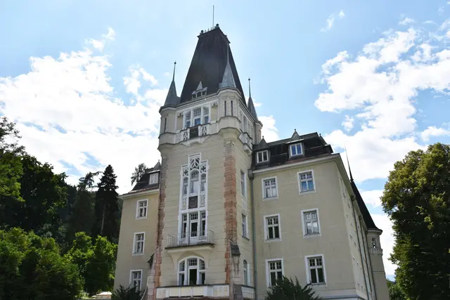 Die jahrhundertealten Gemäuer und die Fassade des Schlosses werden bei der Adaptierung in ihrem Zustand erhalten bleiben. | Foto: Land Tirol/Pölzl