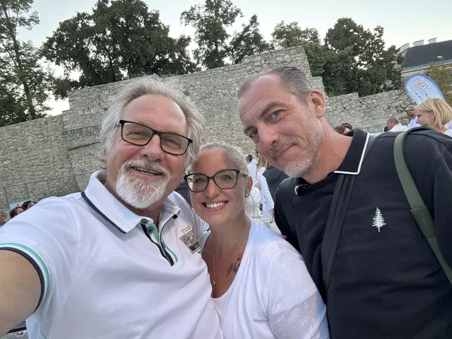 Für MeinBezirk (fast) ganz in Weiß unterwegs: Peter Zezula, Jenny Reisner und Sascha Trimmel. | Foto: Trimmel, Zezula, Reisner