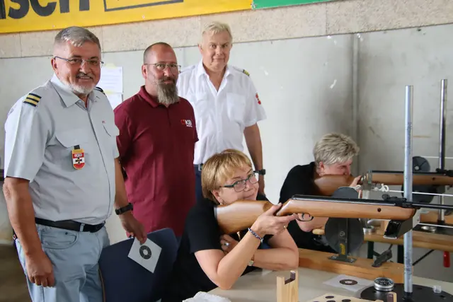 Beim Zimmergewehrschießen des Kameradschaftsbundes (von links): die Obleute Leonhard Pint (Bezirk Jennersdorf), Klaus Böchheimer (Bezirk Güssing) und Josef Fürbass (Ortsgruppe Wörterberg). | Foto: Martin Wurglits