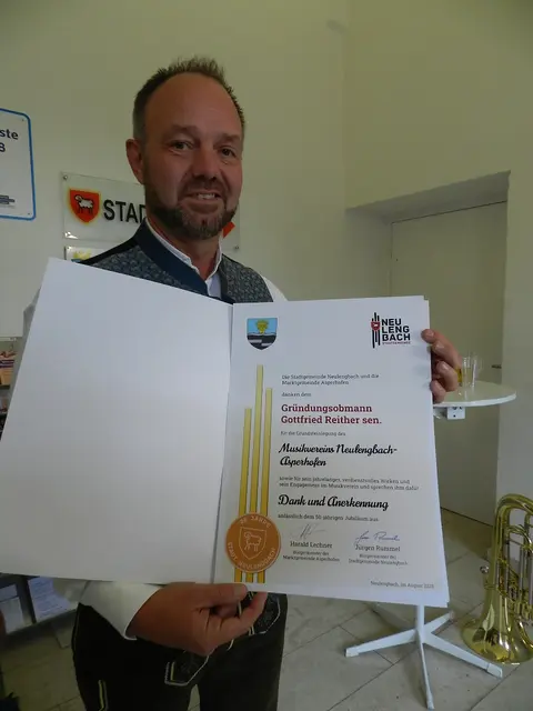 Bgm Harald Lechner aus Asperhofen überreichte den
Gründungsobmann GottfriedReither  eine Urkunde | Foto: Heribert Punz