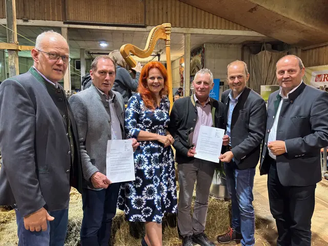 Überreichten eine Resolution zur Zukunft der Berglandwirtschaft (vl.): Bezirksbauernobmann ÖR Thomas Schweigl,  LKÖ-Präsident Josef Moosbrugger, LR  Cornelia Hagele, Bezirksbauernobmann ÖR Elmar Monz, LK-Präsident NR Josef Hechenberger, Bauernbundobmann LHStv. Josef Geisler  | Foto: Tiroler Bauernbund